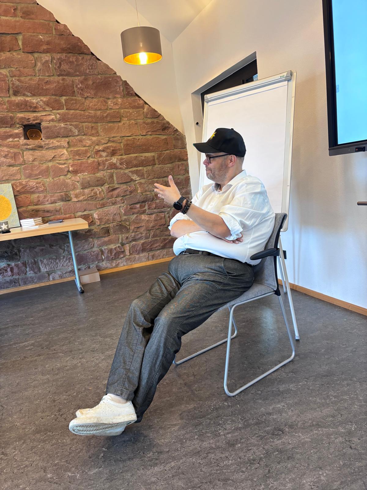 Thomas Rapp im Austausch mit Eltern